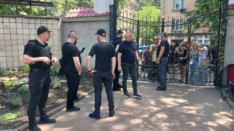Uniformados ucranianos agreden a sacerdotes y feligreses durante la toma forzada de un templo de la Iglesia ortodoxa (VIDEO)
