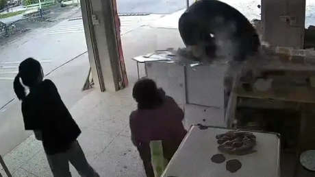Por poco son arrolladas por un neumático desprendido que entró violentamente en un local (VIDEO)