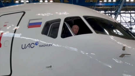 VIDEO: Putin examina la cabina de un avión de pasajeros 100 % ruso