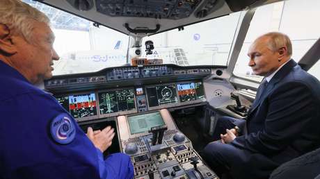 VIDEO: Putin habla con un piloto de pruebas en la cabina de un avión 100 % ruso