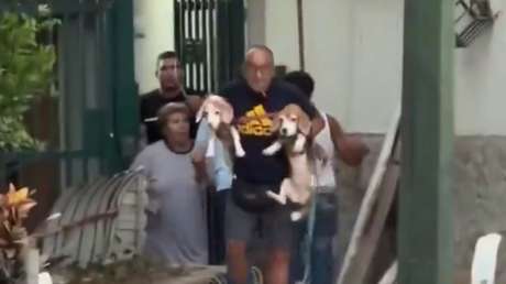 Un hombre sale con sus dos perros en brazos tras la emergencia sísmica en Venezuela (VIDEO)