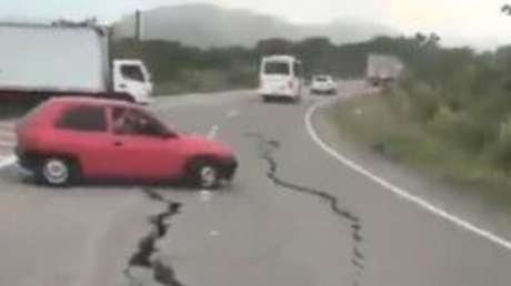 Se agrietan las carreteras en Venezuela tras los recientes terremotos (VIDEO)