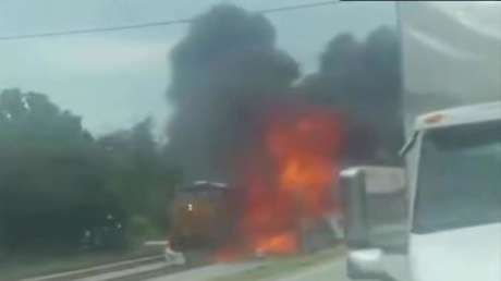 Estalla en llamas un tráiler de 18 ruedas tras chocar en una carretera de EE.UU. (VIDEO)