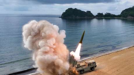 FOTOS: RPDC prueba cohetes modernizados y misiles balísticos bajo la supervisión de Kim Jong-un