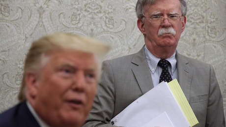 Exasesor de Trump se declara culpable de retener información de seguridad nacional