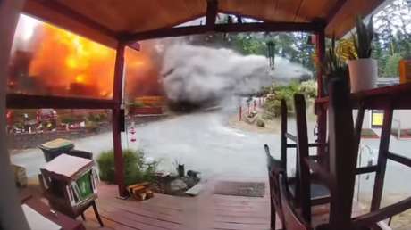 VIDEO: Decenas de kilos de fuegos artificiales explotan, destruyen casas y dejan varios heridos