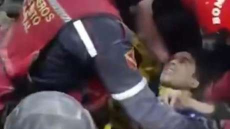 "Ya lo peor pasó": Emotivo rescate de un joven de entre los escombros en Venezuela (VIDEO)