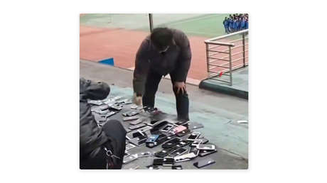 VIDEO: Profesores en China destrozan a martillazos teléfonos móviles frente a sus alumnos