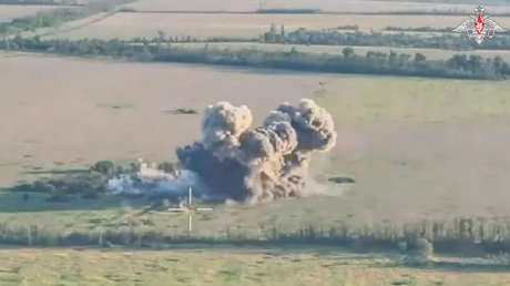 VIDEO: Potentes bombas rusas convierten en polvo puntos de despliegue de tropas ucranianas