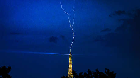 VIDEOS: Rayos impactan la Torre Eiffel