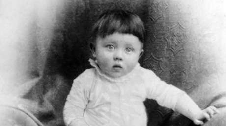 Colegio de EE.UU. publica por error una foto de Hitler de bebé en su anuario