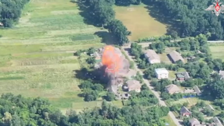 VIDEO: Potentes bombas inteligentes rusas arrasan posiciones de Kiev