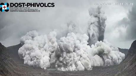 VIDEO: Impactantes imágenes de erupción de volcán en Filipinas