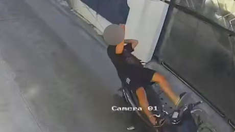 VIDEO: Motociclista casi pierde la cabeza por un cable suelto en Bangkok