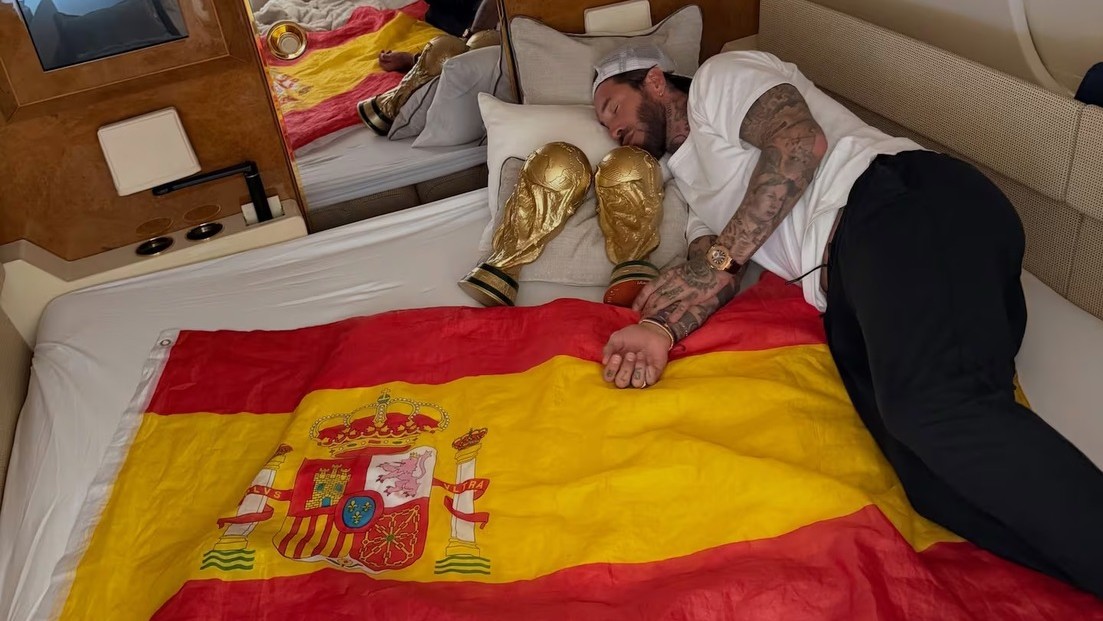 Sergio Ramos recrea icónica foto de Messi y desata una tormenta en redes