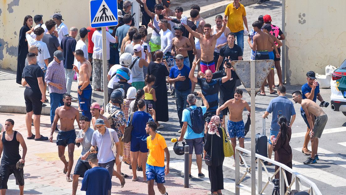 Ceuta pide la emergencia nacional tras la llegada de una avalancha masiva de migrantes