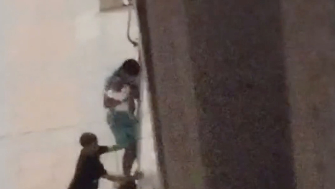 Marroquíes con un bebé en brazos entran por la ventana a una casa de Ceuta (VIDEO)