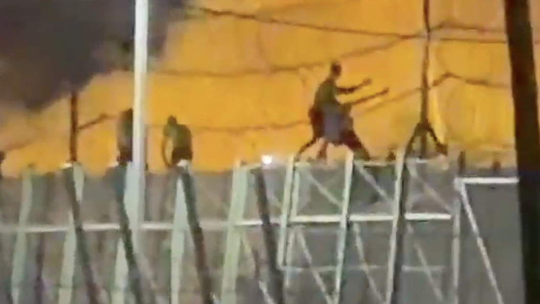 VIDEOS: Migrantes trepan valla fronteriza de Melilla