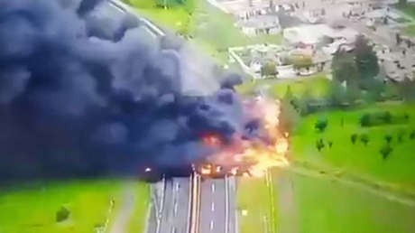 POTENTE EXPLOSIÓN tras desprenderse una pipa de un camión en movimiento en México (VIDEO)