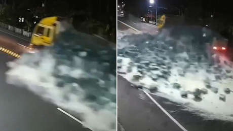 Río de cerveza: miles de botellas se rompen tras un accidente de camión (VIDEO)