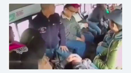 VIDEO: Violento robo armado a bordo de un microbús en México