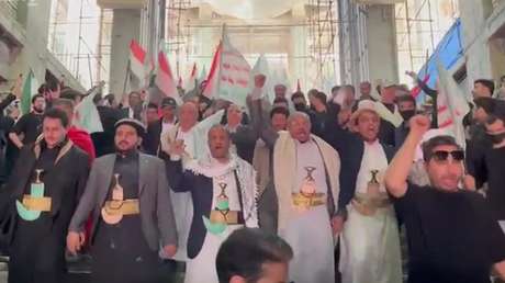 "¡Muerte a Israel!": Imponente entrada de yemeníes al funeral de Alí Jameneí (VIDEO)