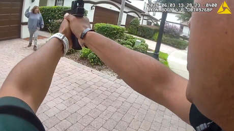 VIDEO: Policías abaten a mujer que con cuchillo amenazaba con matarlos