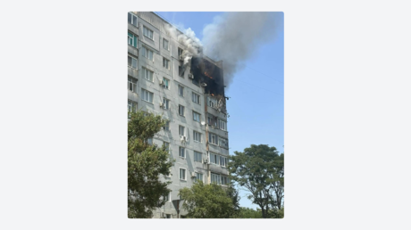 Impacto en edificio residencial tras ataque masivo de artillería ucraniano contra una ciudad rusa