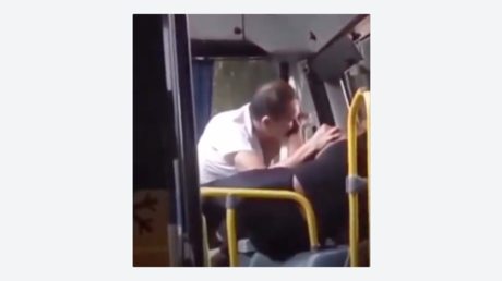 VIDEO: Conductor y pasajera pelean (con mordiscos incluidos) dentro de un autobús