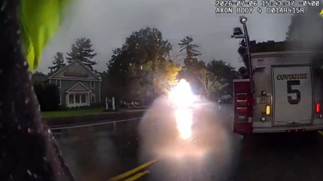 Un choque vehicular termina en una fuerte explosión de cables de alta tensión (VIDEO)