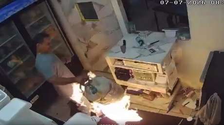 VIDEO: Entra a un restaurante con un tanque de propano en llamas y así termina