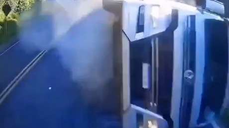 VIDEO BRUTAL: Un camión de chatarra se vuelca en plena marcha y arrasa con varios coches