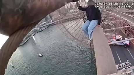 El dramático rescate de una mujer en crisis en lo alto del puente de Brooklyn (VIDEO)