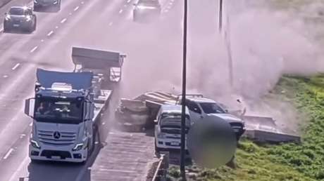 VIDEO: Camión que transportaba losas de hormigón provoca el caos al perder parte de su carga
