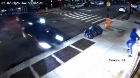 VIDEO: Dos coches protagonizan un brutal choque y terminan incrustados en un edificio
