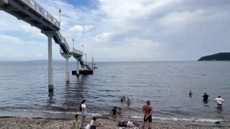 Colapsa un puente con niños encima en concurrida playa rusa (VIDEO)