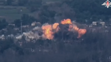 VIDEO: Una bomba de 3 toneladas arrasa posición de brigada ucraniana