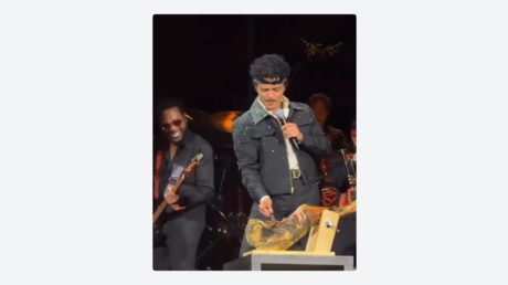 VIDEO: Bruno Mars corta una pata de jamón en pleno concierto en Madrid