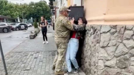 Brutal episodio de movilización forzosa en Ucrania: reclutador agrede y ahorca a una mujer (VIDEO)