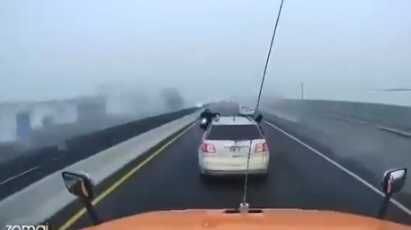 VIDEO: La curiosa estrategia de un trailero para evitar un asalto en una carretera de México