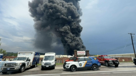 VIDEO: Estalla un incendio incontrolable y se extiende a tres depósitos en EE.UU.