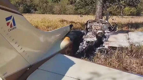 Avioneta cargada de cocaína hace un aterrizaje forzoso en una finca y se incendia