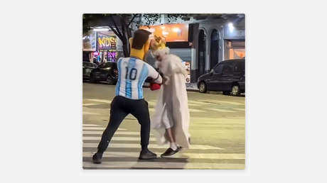 VIDEO: 'Messi' y la 'reina Isabel II' protagonizan una épica pelea en una calle argentina