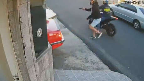 VIDEO: Conductor usa su 'instinto arácnido' para evitar un asalto armado en el portón de su casa