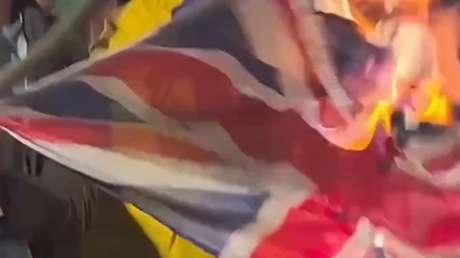 Queman bandera inglesa y del Reino Unido tras el pase de Argentina a la final del Mundial (VIDEOS)