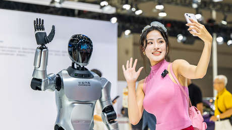 China pone un freno al 'romance' con la IA