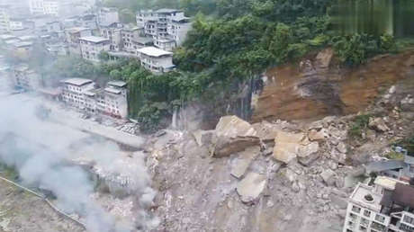 IMPACTANTES IMÁGENES: Deslizamiento de tierra sepulta edificios en China