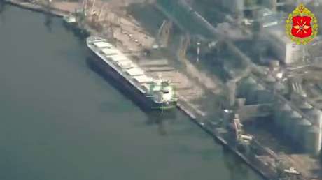 VIDEO: Drones rusos golpean tres graneleros 'pantalla' en un puerto del sur de Ucrania