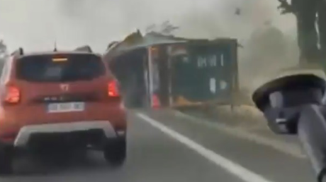 VIDEO: Vuelcan dos camiones en Francia en medio de fuerte tormenta