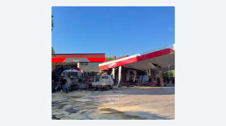VIDEO FUERTE: Camión embiste contra una gasolinera e impacta a gente